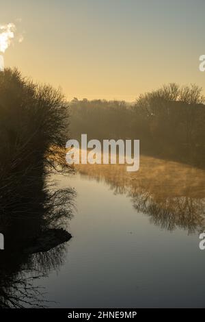 Nebel steigt von der River Medway bei Aylesford Kent auf. Stockfoto