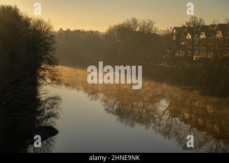 Nebel steigt von der River Medway bei Aylesford Kent auf. Stockfoto
