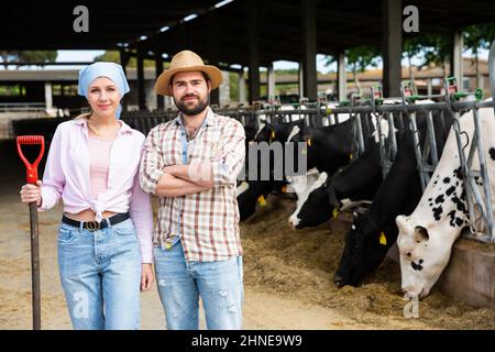 Lächelnde Bauern und Bauern stehen während der Pause auf dem Bauernhof Stockfoto