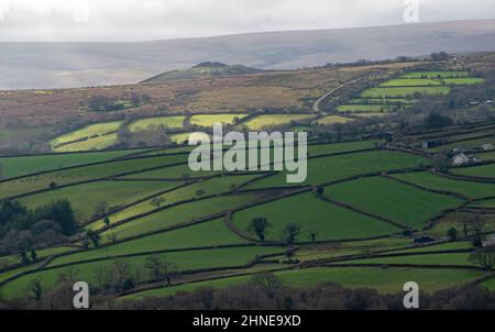 Atemberaubende Aussicht auf Dartmoor mit Blick auf ein Patchwork von grünen Feldern in Widecombe, Dartmoor National Park, Devon Stockfoto