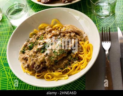 Schweineribs mit Pilzsauce und Linguinnudeln. Stockfoto