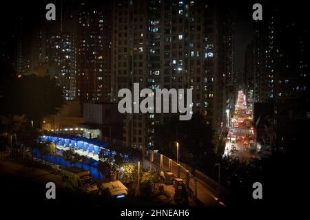 Hongkong, China. 16th. Februar 2022. Temporäre Zelte für die 19 Patienten werden vor dem Caritas Medical Center in Sham Shui Po aufgestellt. Hongkong kämpft darum, den Ausbruch von Covid-19 einzudämmen, wobei die meisten Krankenhäuser über ihre Kapazitäten verfügen. Patienten auf Krankenhausbetten standen vor Den A&E-Abteilungen des medizinischen Zentrums der Caritas und warteten darauf, ins Krankenhaus zu kommen. Kredit: SOPA Images Limited/Alamy Live Nachrichten Stockfoto