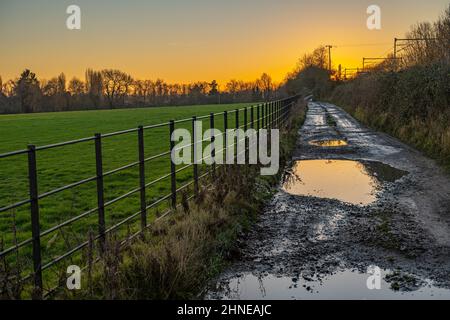 Schlammig und mit Topflappen befahren in Margaretting Essex an einem kalten Winterabend Stockfoto