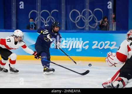 Peking, Hebei, China. 16th. Februar 2022. Das finnische Team hatte Petra Nieminen (16) und die Schweizer Verteidigerin Lara Christen (17) beim Bronzemedaillenspiel der Frauen während der Olympischen Winterspiele 2022 in Peking im Wukesong Sports Center vorgeführt. (Bild: © David G. McIntyre/ZUMA Press Wire) Stockfoto