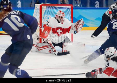 Peking, Hebei, China. 16th. Februar 2022. Die Schweizer Torhüterin Andrea Braendli (20) blockiert einen Schuss des finnischen Teams beim Bronzemedaillenspiel der Frauen während der Olympischen Winterspiele 2022 in Peking im Wukesong Sports Center. (Bild: © David G. McIntyre/ZUMA Press Wire) Stockfoto