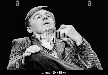 Derek Jacobi (Alan Turing) in BREAKING THE CODE von Hugh Whitemore am Theatre Royal Haymarket, London SW1 21/10/1986 Design: Liz da Costa Beleuchtung: Mick Hughes Regie: Clifford Williams Stockfoto