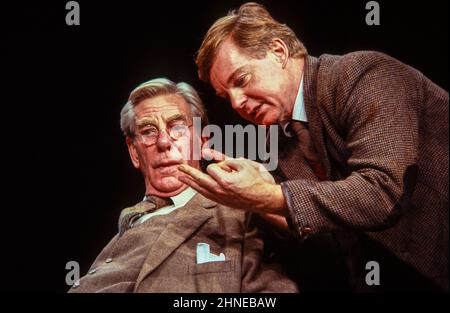 l-r: Michael Gough (Dillwyn Knox), Derek Jacobi (Alan Turing) in BREAKING THE CODE von Hugh Whitemore am Theatre Royal Haymarket, London SW1 21/10/1986 Design: Liz da Costa Beleuchtung: Mick Hughes Regie: Clifford Williams Stockfoto