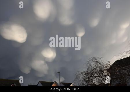 16th, Februar 2022. Glasgow, Schottland, Großbritannien. Ungewöhnliche Mammatuswolkenformationen fegt durch Glasgow, während die Winde aufgrund des Sturms Dudley aufziehen. Kredit. Douglas Carr/Alamy Live News Stockfoto