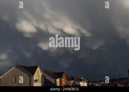 16th, Februar 2022. Glasgow, Schottland, Großbritannien. Ungewöhnliche Mammatuswolkenformationen fegt durch Glasgow, während die Winde aufgrund des Sturms Dudley aufziehen. Kredit. Douglas Carr/Alamy Live News Stockfoto