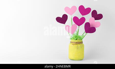 Herzen auf einem Stock in schönem Strauß. Valentinstag Hintergrund mit Kopierplatz Stockfoto