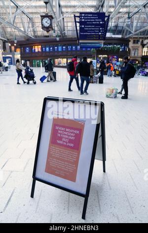 Die Szene am Hauptbahnhof von Glasgow, nachdem Züge und Fähren in vielen Teilen Schottlands nicht mehr in Betrieb waren, als Vorsichtsmaßnahme gegen die starken Winde und den Regen des Sturms Dudley, der das Land treffen sollte. Bilddatum: Mittwoch, 16. Februar 2022. Stockfoto