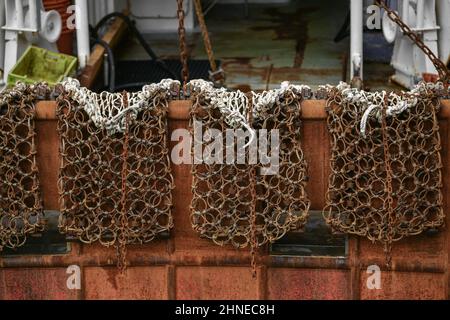 Rote rostige Boote und Metallnetze zum Fang von Jakobsmuscheln Stockfoto