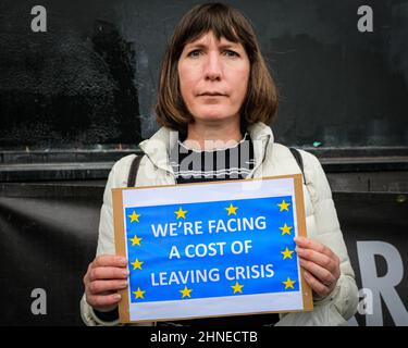 London, Großbritannien. 16th. Februar 2022. Regierungsfeindliche und Brexit-feindliche Demonstranten, darunter Steve Bray, der den Brexit stoppen sollte, versammeln sich heute vor der Waterloo Station in London mit Plakaten, Transparenten und Fahnen. Kredit: Imageplotter/Alamy Live Nachrichten Stockfoto