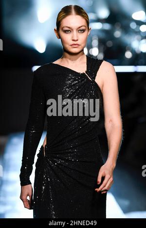 Model Gigi Hadid läuft auf der Modenschau Michael Kors während der Herbst Winter 2022 Collections Fashion Show auf der New York Fashion Week in New York, NY am 15. Februar 2022. (Foto von Jonas Gustavsson/Sipa USA) Stockfoto