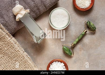 Fermentiertes Reiswasser und verschiedene Zutaten und Komponenten für Wellness- und Verjüngungskuren. Nahaufnahme, Draufsicht, Platz für Text, Nachbau Stockfoto