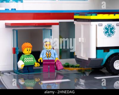 Tambow, Russische Föderation - 11. Februar 2022 Ein Lego-Kind Minifigur mit einem Darsteller und seiner Großmutter, die aus dem Krankenhaus kommt Stockfoto