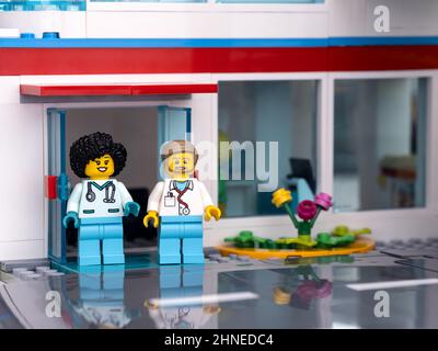 Tambow, Russische Föderation - 11. Februar 2022 zwei Minifiguren des Lego-Arztes stehen am Eingang eines Krankenhauses Stockfoto