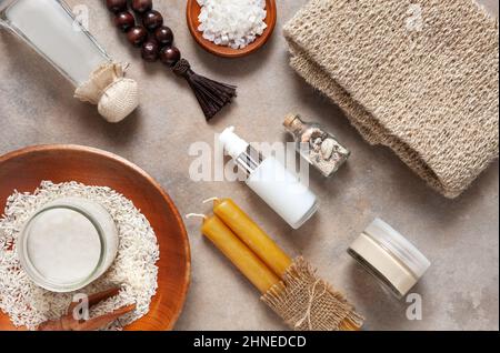 Fermentiertes Reiswasser und verschiedene Zutaten und Komponenten für Wellness- und Verjüngungskuren. Nahaufnahme, Draufsicht, Platz für Text, Nachbau Stockfoto