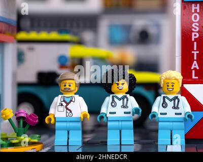 Tambow, Russische Föderation - 11. Februar 2022 drei Minifiguren des Lego-Arztes in der Nähe eines Krankenhauses Stockfoto