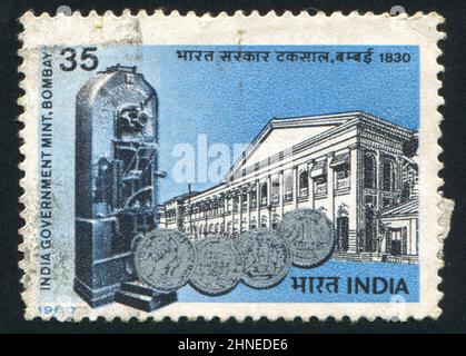 INDIEN - UM 1980: Briefmarke gedruckt von Indien, zeigt Government Mint, Bombay, Sesquicentennial, um 1980 Stockfoto