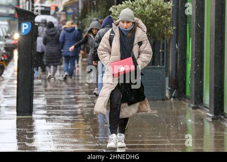 London, Großbritannien. 15th. Februar 2022. Eine Frau geht im Regen in London. (Foto von Dinendra Haria /SOPA Images/Sipa USA) Quelle: SIPA USA/Alamy Live News Stockfoto