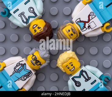 Tambow, Russische Föderation - 12. Februar 2022 vier Minifiguren von Lego-Ärzten auf grauem Grund. Stockfoto