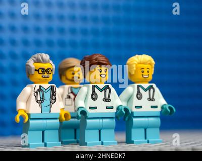 Tambow, Russische Föderation - 12. Februar 2022 vier Minifiguren von Lego-Ärzten, die auf einem blauen Grundplattenhintergrund stehen Stockfoto