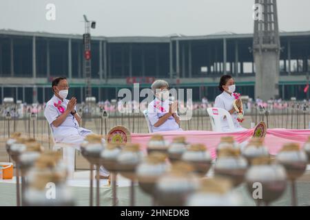 Pathum Thani, Thailand. 16th. Februar 2022. Gläubige werden während der Makha Bucha Zeremonie beim Beten gesehen.Makha Bucha Day, Dhammakaya Tempel, veranstaltete eine virtuelle Internationale Makha Bhucha Zeremonie, indem er eine Million Laternen zündete. Die Mönche auf der ganzen Welt singen und meditieren gemeinsam, während einige Gläubige per Zoom an der Zeremonie teilnehmen. Kredit: SOPA Images Limited/Alamy Live Nachrichten Stockfoto