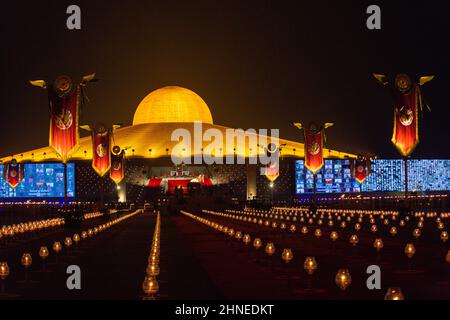 Pathum Thani, Thailand. 16th. Februar 2022. Die Dhammakaya Pagode wird während der Makha Bucha Zeremonie beleuchtet.Makha Bucha Day, Dhammakaya Tempel veranstaltete eine virtuelle Internationale Makha Bhucha Zeremonie, indem er eine Million Laternen zündete. Die Mönche auf der ganzen Welt singen und meditieren gemeinsam, während einige Gläubige per Zoom an der Zeremonie teilnehmen. Kredit: SOPA Images Limited/Alamy Live Nachrichten Stockfoto