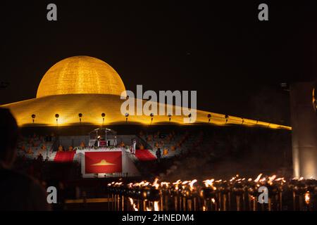 Pathum Thani, Thailand. 16th. Februar 2022. Die Dhammakaya Pagode wird während der Makha Bucha Zeremonie beleuchtet.Makha Bucha Day, Dhammakaya Tempel veranstaltete eine virtuelle Internationale Makha Bhucha Zeremonie, indem er eine Million Laternen zündete. Die Mönche auf der ganzen Welt singen und meditieren gemeinsam, während einige Gläubige per Zoom an der Zeremonie teilnehmen. Kredit: SOPA Images Limited/Alamy Live Nachrichten Stockfoto