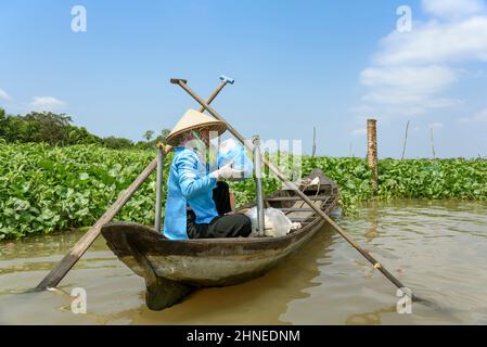 Vietnamesin mit einem traditionellen hölzernen Ruderboot (Sampan) auf dem Mekong-Fluss, Mekong-Delta, Vinh Long Provinz, Südvietnam Stockfoto