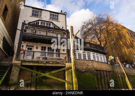 The Prospect of Whitby ein Wahrzeichen in Wapping, einem neu entwickelten ehemaligen Hafenviertel in Tower Hamlets, London, Großbritannien Stockfoto