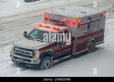 FDNY-Krankenwagen, der am Samstag, den 29. Januar 2022, auf der Ninth Avenue im Stadtteil Chelsea in New York von Schnee überzogen wurde, während eines NorÕEaster, der laut einigen Wetterberichten bis zu 8 Zoll in der Stadt zu fallen droht. Es wird erwartet, dass der Sturm den Nordosten überfluten wird und einige unglückliche Gebiete über einen Fuß Schnee erhalten werden. Igien! (© Richard B. Levine. Stockfoto