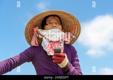 Vietnamesin mit einem traditionellen hölzernen Ruderboot (Sampan) auf dem Mekong-Fluss, Mekong-Delta, Vinh Long Provinz, Südvietnam Stockfoto