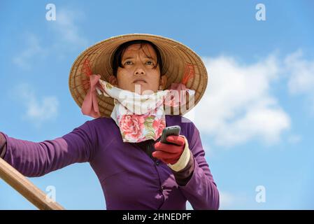 Vietnamesin mit einem traditionellen hölzernen Ruderboot (Sampan) auf dem Mekong-Fluss, Mekong-Delta, Vinh Long Provinz, Südvietnam Stockfoto