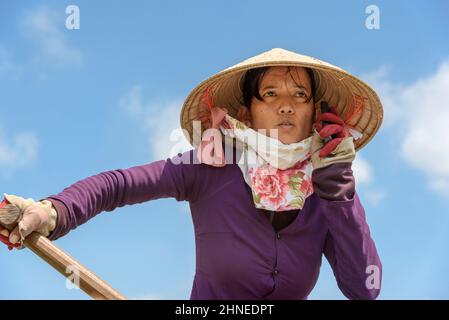 Vietnamesin mit einem traditionellen hölzernen Ruderboot (Sampan) auf dem Mekong-Fluss, Mekong-Delta, Vinh Long Provinz, Südvietnam Stockfoto