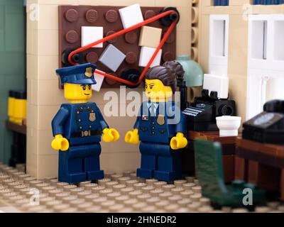 Tambow, Russische Föderation - 02. August 2021 zwei Lego-Polizisten in ihrer Polizeistation Stockfoto