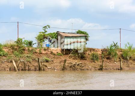 Rustikales Wellblechhaus am Ufer des Mekong Flusses, Mekong Delta, Vinh Long Provinz, Südvietnam, Südostasien Stockfoto