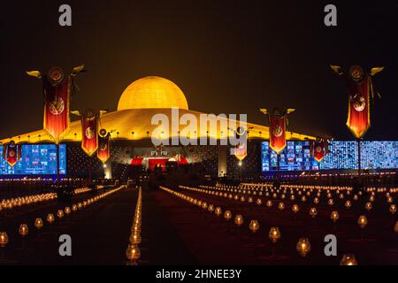 Pathum Thani, Thailand. 16th. Februar 2022. Die Dhammakaya Pagode wird während der Makha Bucha Zeremonie beleuchtet.Makha Bucha Day, Dhammakaya Tempel veranstaltete eine virtuelle Internationale Makha Bhucha Zeremonie, indem er eine Million Laternen zündete. Die Mönche auf der ganzen Welt singen und meditieren gemeinsam, während einige Gläubige per Zoom an der Zeremonie teilnehmen. (Foto von Varuth Pongsapipatt/SOPA Images/Sipa USA) Quelle: SIPA USA/Alamy Live News Stockfoto