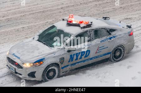 NYPD Fahrzeug mit Schnee verkrustet auf Ninth Avenue Chelsea Viertel New York am Samstag, 29. Januar 2022 während einer NorÕEaster, die droht, bis zu 8 Zoll in der Stadt nach einigen Wetterberichten fallen. Es wird erwartet, dass der Sturm den Nordosten überfluten wird und einige unglückliche Gebiete über einen Fuß Schnee erhalten werden. Igien! (© Richard B. Levine. Stockfoto