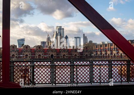 Blick auf die City of London und das Shadwell Basin von der Bascule Bridge, Wapping, einem neu entwickelten ehemaligen Hafengebiet in Tower Hamlets, London, Großbritannien Stockfoto