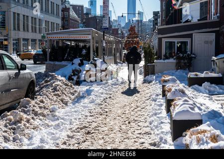 Fußgänger manövrieren am Sonntag, dem 30. Januar 2022, durch ungeklärte Bürgersteige in Greenwich Village in New York, nachdem ein Nor-Easter 8 Zoll in der Stadt abgeladen und kaltes Wetter den Schnee eingefroren hatte. (© Richard B. Levine) Stockfoto