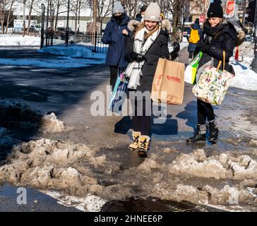 Fußgänger manövrieren am Sonntag, dem 30. Januar 2022, durch ungeklärte Bürgersteige in Greenwich Village in New York, nachdem ein Nor-Easter 8 Zoll in der Stadt abgeladen und kaltes Wetter den Schnee eingefroren hatte. (© Richard B. Levine) Stockfoto