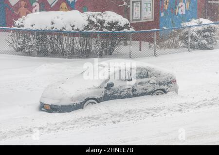 Halb vergrabenes geparktes Auto auf der Ninth Avenue im Chelsea-Viertel von New York am Samstag, dem 29. Januar 2022, während eines Nor’Easter, das laut einigen Wetterberichten bis zu 8 Zoll in der Stadt zu fallen droht. Es wird erwartet, dass der Sturm den Nordosten überfluten wird und einige unglückliche Gebiete über einen Fuß Schnee erhalten werden. Igien! (© Richard B. Levine. Stockfoto