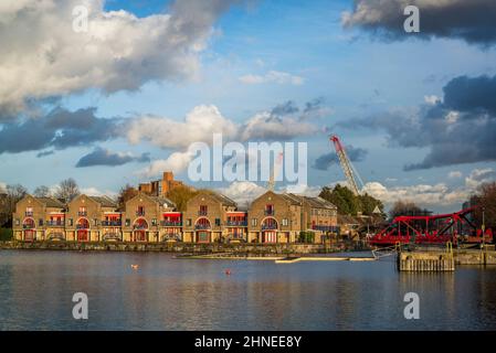 Shadwell Basin ist ein Wohn- und Freizeitkomplex, der um ein stilles Dock in Wapping, Tower Hamlets, London, Großbritannien, gebaut wurde Stockfoto