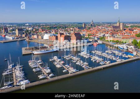 Marina und drei-Mast-Barke Gorch Fock dockten im Sommer im Hafen der Stadt Stralsund entlang des Strelasund, Mecklenburg-Vorpommern, Deutschland Stockfoto