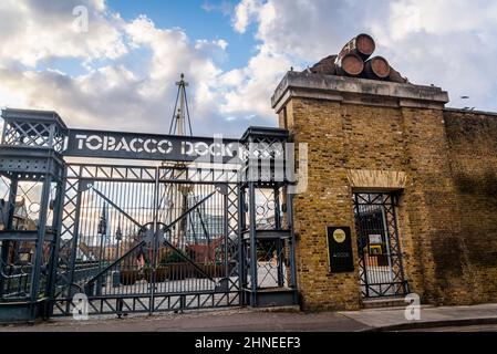 Tabakdock, ein denkmalgeschütztes Lagerhaus, findet jetzt in Wapping statt, einem neu entwickelten ehemaligen Hafengebiet in Tower Hamlets, London, Großbritannien Stockfoto