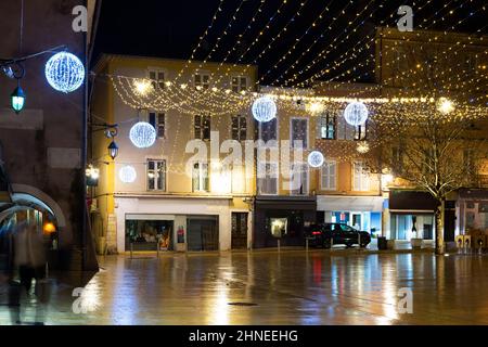 Zentrale Straße der französischen Stadt Monzelimar mit Weihnachtsschmuck in der Dämmerung Stockfoto