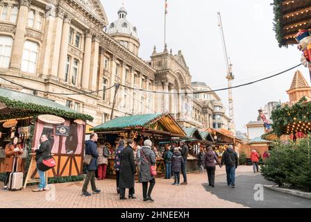 Birmingham, Großbritannien, November 2018 - Holzstände des deutschen Weihnachtsmarktes am Victoria Square, Birmingham, Großbritannien Stockfoto