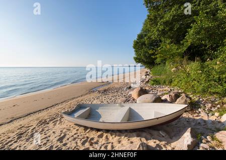 Ruderboot am verlassenen Sandstrand von Knäbäckshusen / Knaebaeckshusen entlang der Ostsee, Österlen in Ravlunda, Simrishamn, Skane / Scania, Schweden Stockfoto